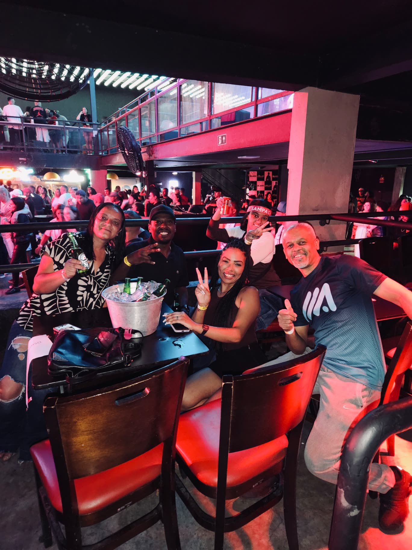 Grupo de amigos em mesa durante o evento