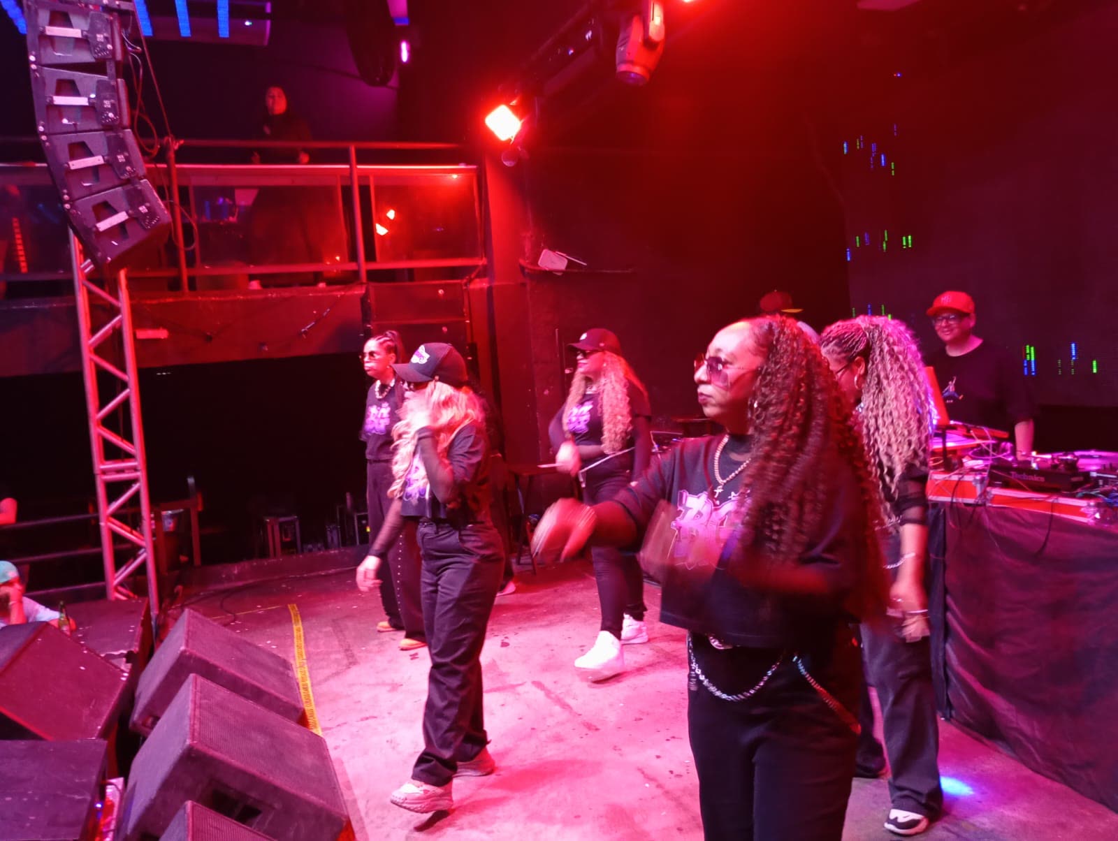 Artistas no palco durante apresentação