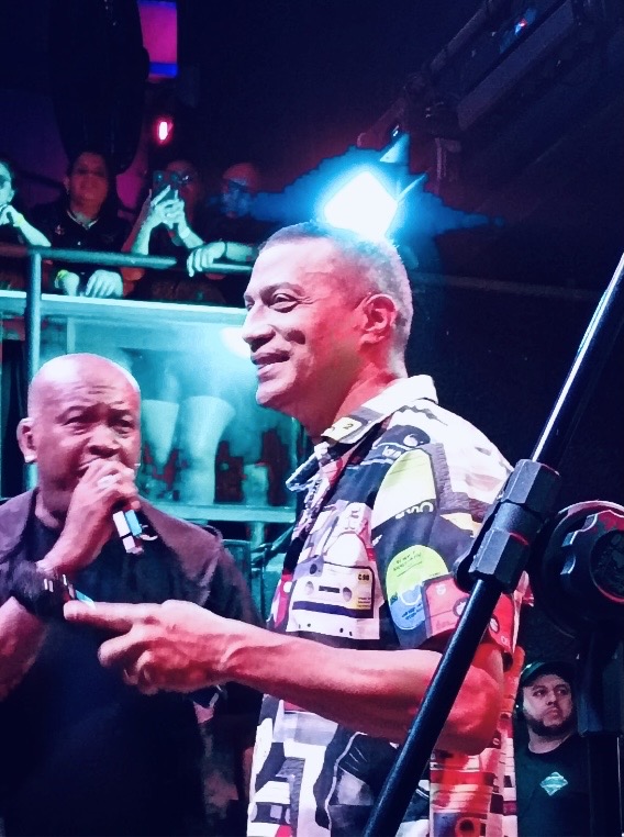 Artistas no palco interagindo com o público