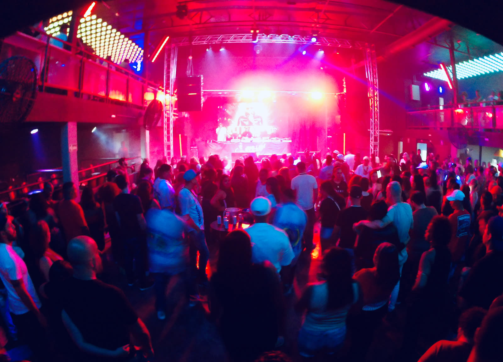 Público em show com iluminação cênica