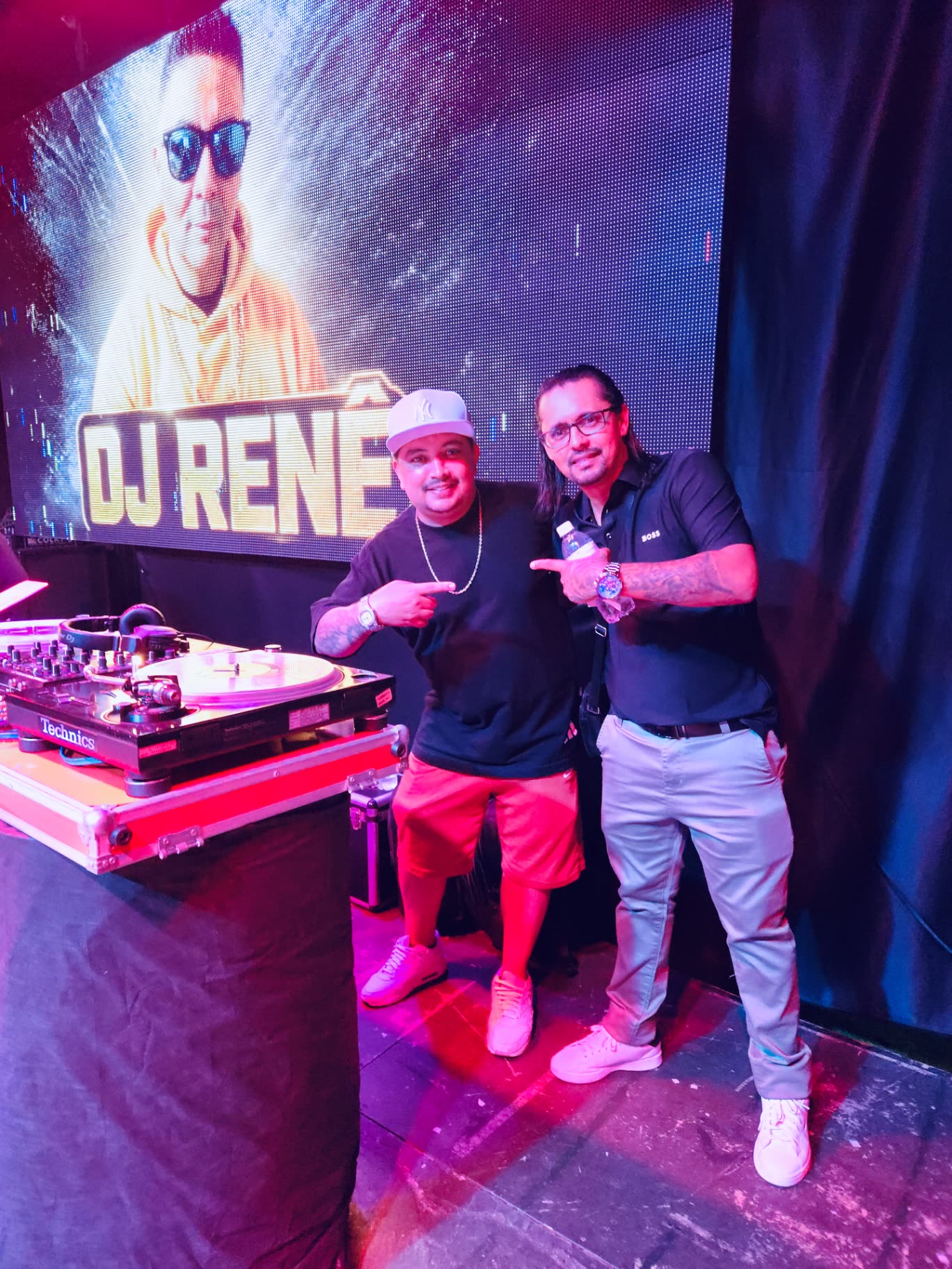 Encontro com o DJ René ao lado da cabine