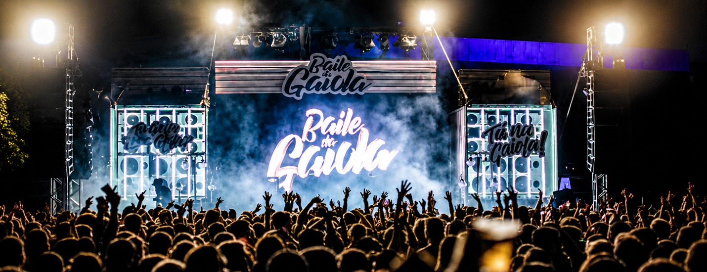 Baile da Gaiola: palco iluminado com plateia