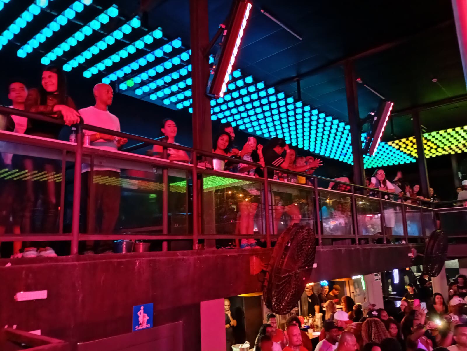 Mezanino da casa de shows com painéis de LED