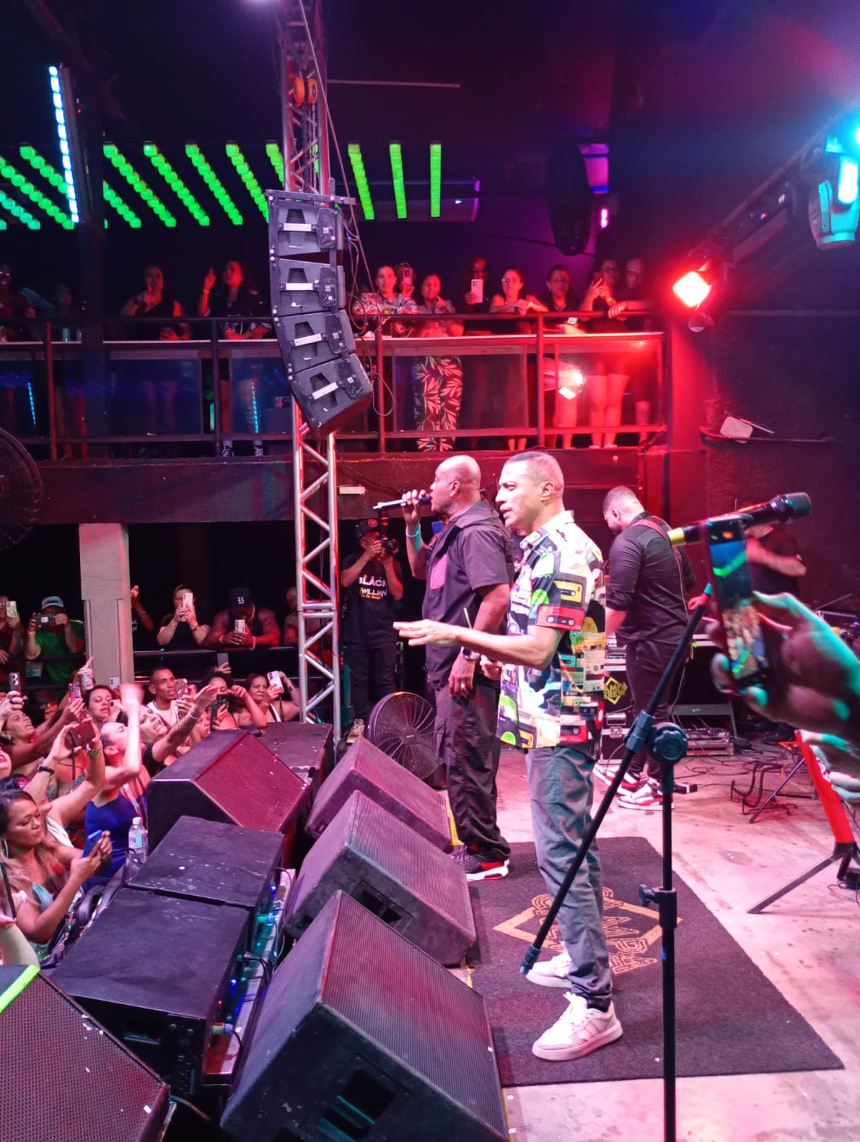 Cantores se apresentando para o público