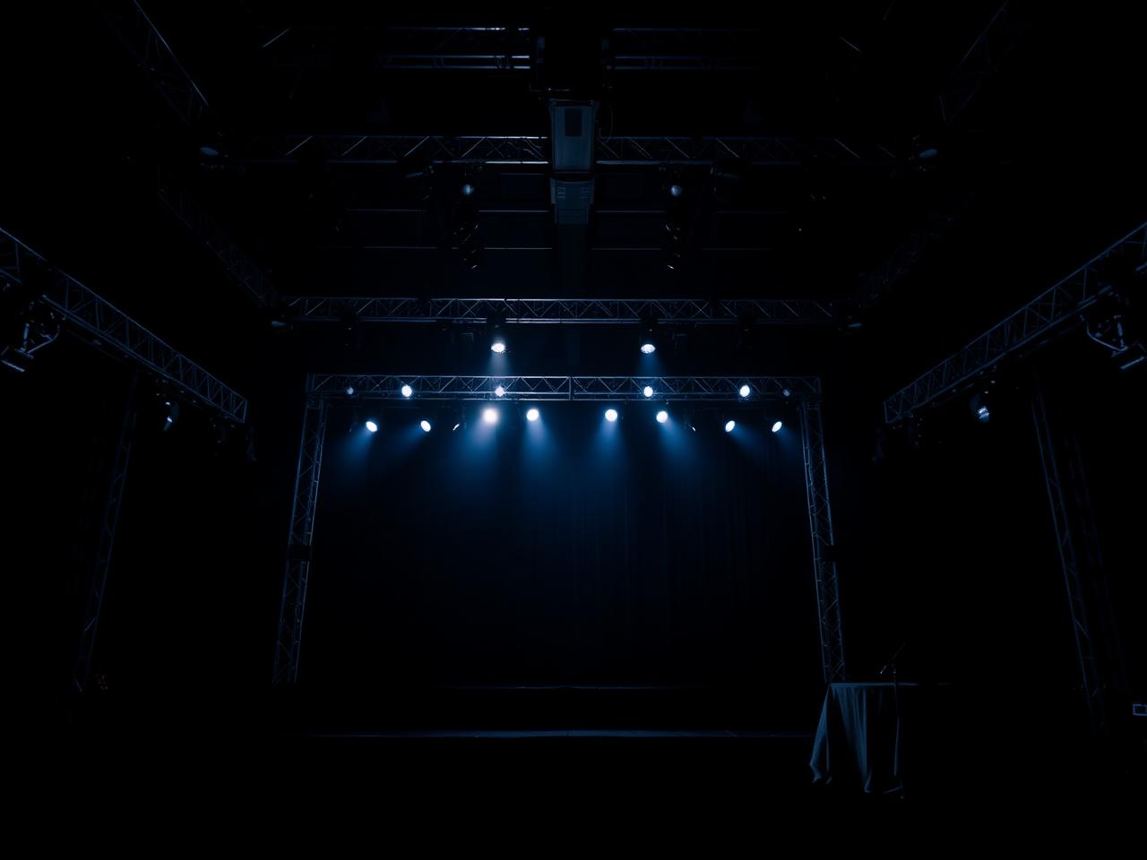 Estrutura de palco e iluminação em produção de evento