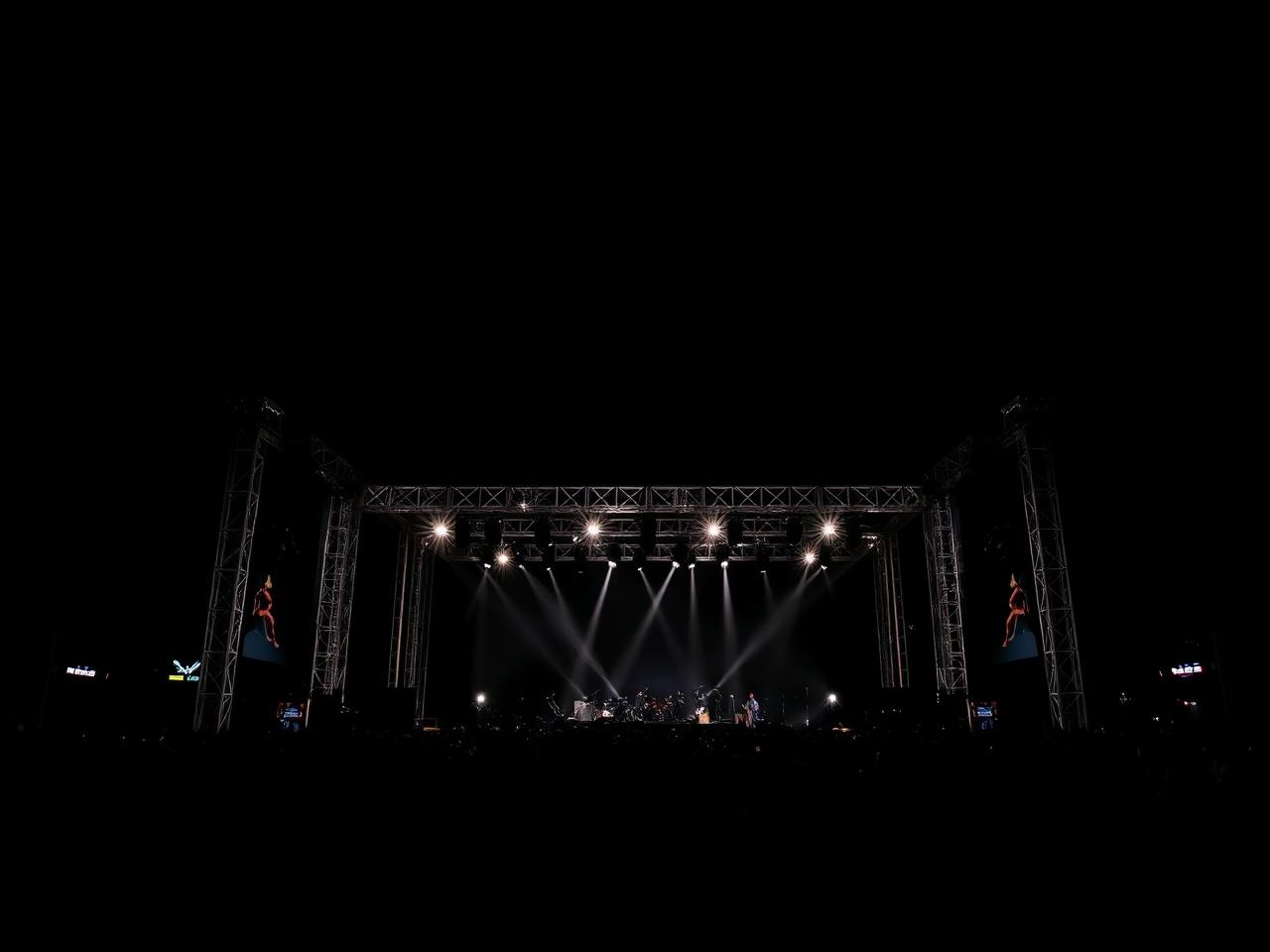 Palco de festival ao ar livre durante a noite